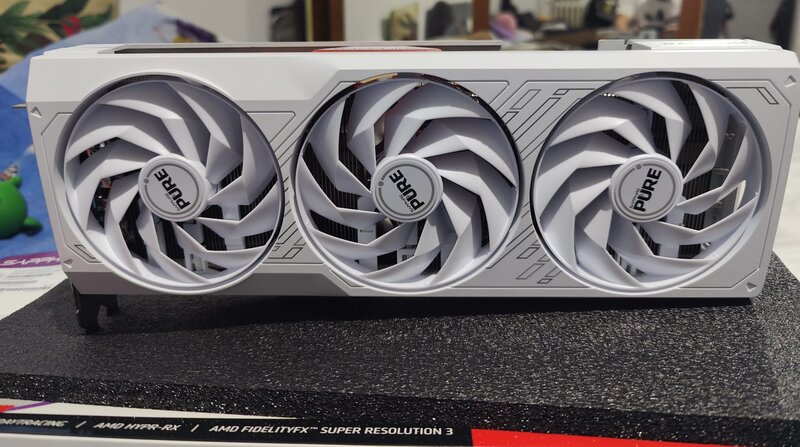 Pure AMD Radeon RX 7700 XT 12GB cu garantie 2 ani. Pret 2000.