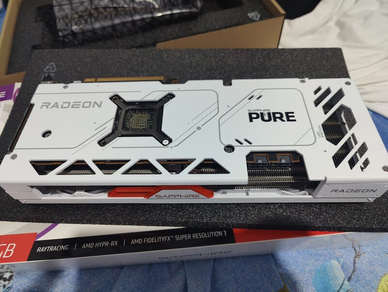 Pure AMD Radeon RX 7700 XT 12GB cu garantie 2 ani. Pret 2000.